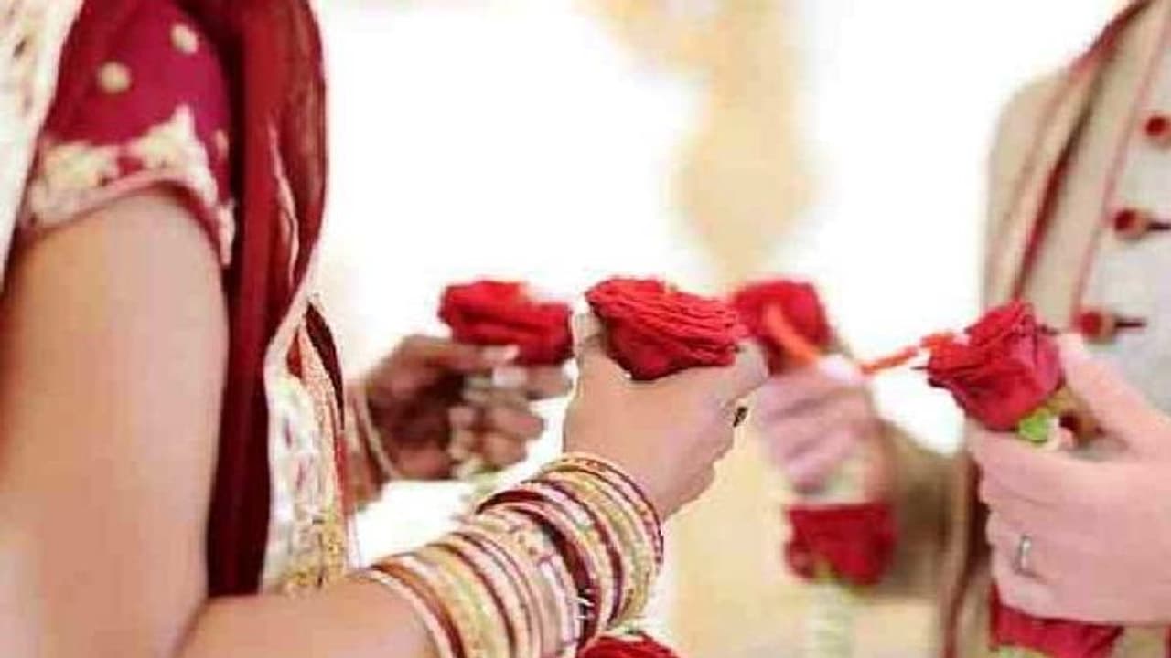 মালাবদলের সময় বরকে ঠাসিয়ে চড় কনের এক ছুটে পালালেন মন্ডপ থেকে, দেখুন ভাইরাল ভিডিও মালাবদলের সময় বরকে ঠাসিয়ে চড় কনের এক ছুটে পালালেন মন্ডপ থেকে, দেখুন ভাইরাল ভিডিও