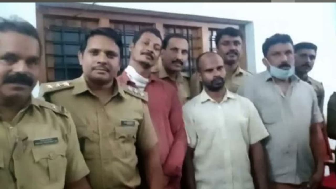 നിലമ്പൂരില് കാട്ടുപന്നിയുടെ ഇറച്ചിയും തോക്കുകളുമായി നായാട്ട് സംഘം പിടിയില് നിലമ്പൂരില് കാട്ടുപന്നിയുടെ ഇറച്ചിയും തോക്കുകളുമായി നായാട്ട് സംഘം പിടിയില്