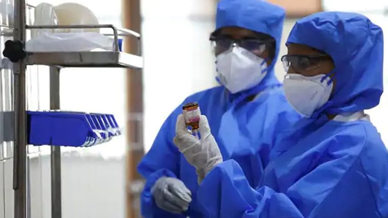 గర్భిణీకి ఆపరేషన్: 8 మంది డాక్టర్లు, ఇద్దరు నర్సులు క్వారంటైన్కి గర్భిణీకి ఆపరేషన్: 8 మంది డాక్టర్లు, ఇద్దరు నర్సులు క్వారంటైన్కి