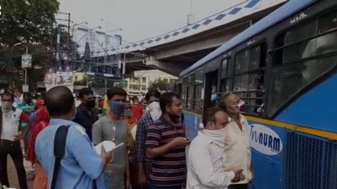 শনিবারেও বেসরকারি বাস সেভাবে রাস্তায় নামেনি, চরম দুর্ভোগে যাত্রীরা শনিবারেও বেসরকারি বাস সেভাবে রাস্তায় নামেনি, চরম দুর্ভোগে যাত্রীরা