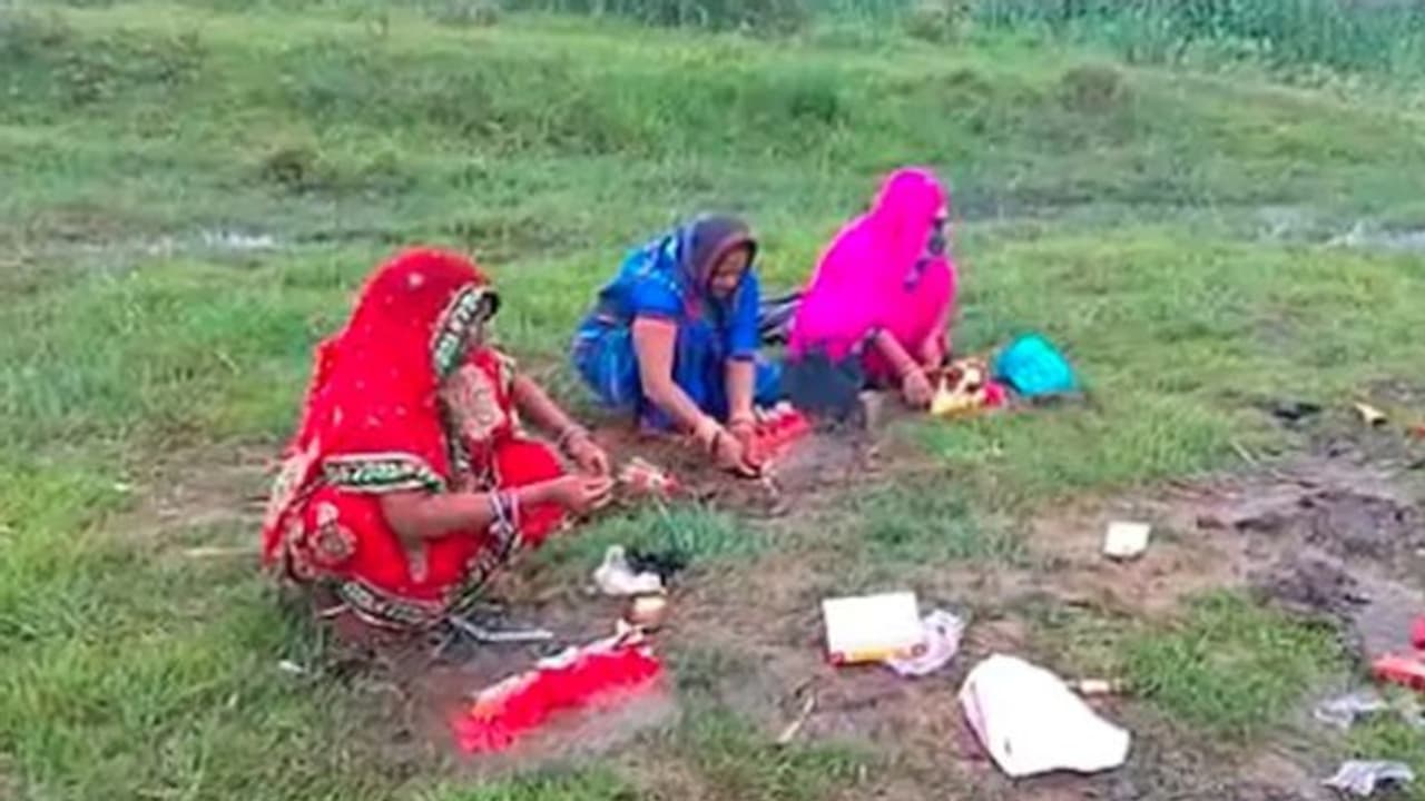 कोरोना की पूजा कर 9 लड्डू चढ़ाने से खत्म हो जाएगा प्रकोप, यूपी के इस जिले में लोग कर रहे ऐसा काम कोरोना की पूजा कर 9 लड्डू चढ़ाने से खत्म हो जाएगा प्रकोप, यूपी के इस जिले में लोग कर रहे ऐसा काम