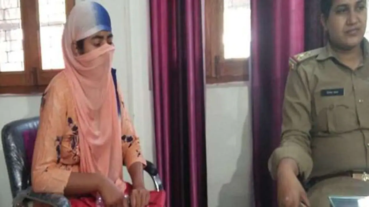 पुलिस की जाल में फंसी एक साथ 25 स्कूलों में पढ़ाने वाली शिक्षिका , 13 महीने में लिया था 1 करोड़ का वेतन पुलिस की जाल में फंसी एक साथ 25 स्कूलों में पढ़ाने वाली शिक्षिका , 13 महीने में लिया था 1 करोड़ का वेतन