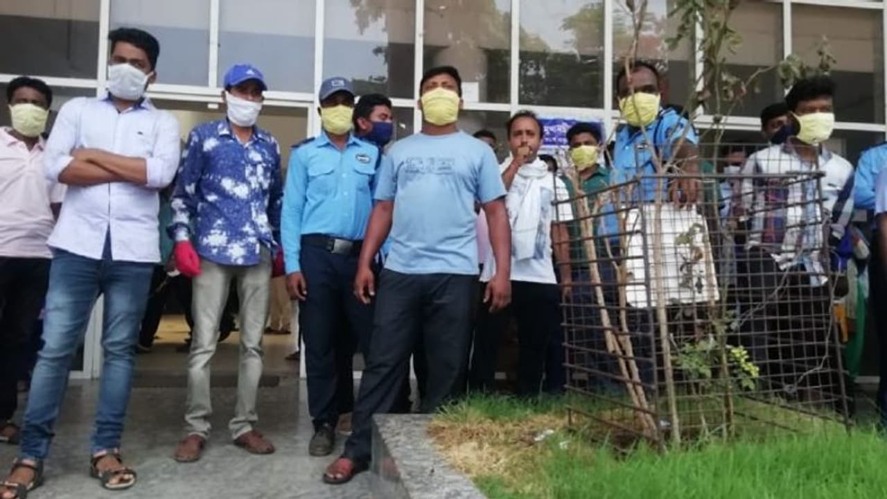 কোভিডে অচল মমতার পিপিই হাসপাতাল, বকেয়া বেতনের দাবিতে বিক্ষোভ চিকিৎসক নার্সদের কোভিডে অচল মমতার পিপিই হাসপাতাল, বকেয়া বেতনের দাবিতে বিক্ষোভ চিকিৎসক নার্সদের