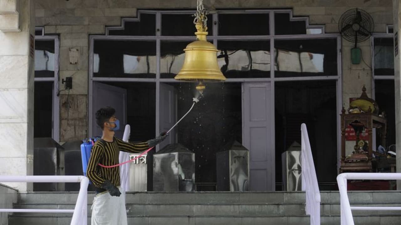 ಅಧಿಕಾರಿಗಳ ಎಡವಟ್ಟು: ದೇವಸ್ಥಾನದ ಬಾಗಿಲು ತೆರೆಯದೆ ಹೊರಗಿನಿಂದಲೇ ಪೂಜೆ, ಭಕ್ತರ ಆಕ್ರೋಶ