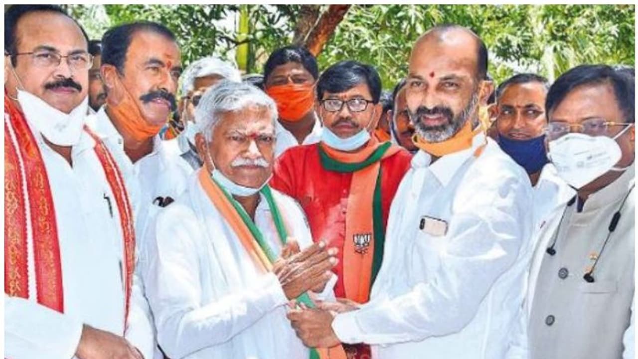 തെലങ്കാനയിലെ മുതിര്ന്ന കോണ്ഗ്രസ് നേതാവും അണികളും ബിജെപിയിലേക്ക് തെലങ്കാനയിലെ മുതിര്ന്ന കോണ്ഗ്രസ് നേതാവും അണികളും ബിജെപിയിലേക്ക്