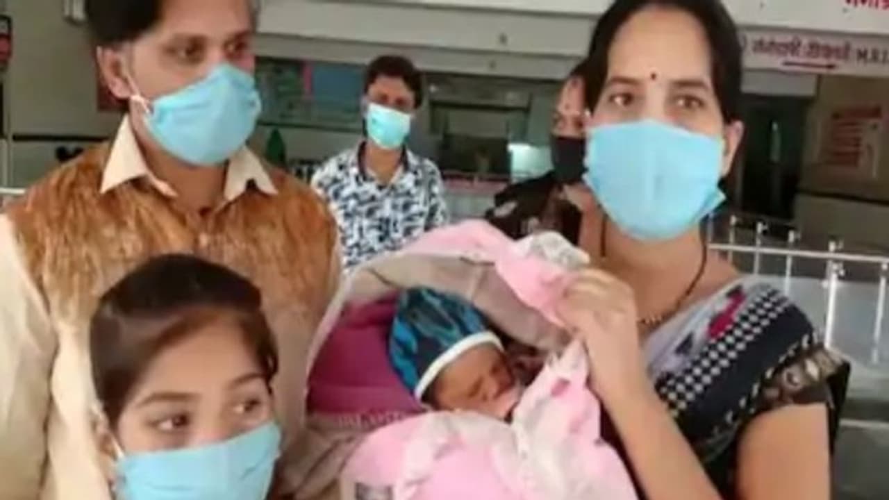 लॉकडाउन में गम और खुशी के पल एक साथ, दादा की मौत के बाद कोरोना पॉजिटिव मां के घर लाई 'सैनिटाइजर' बेटी लॉकडाउन में गम और खुशी के पल एक साथ, दादा की मौत के बाद कोरोना पॉजिटिव मां के घर लाई 'सैनिटाइजर' बेटी