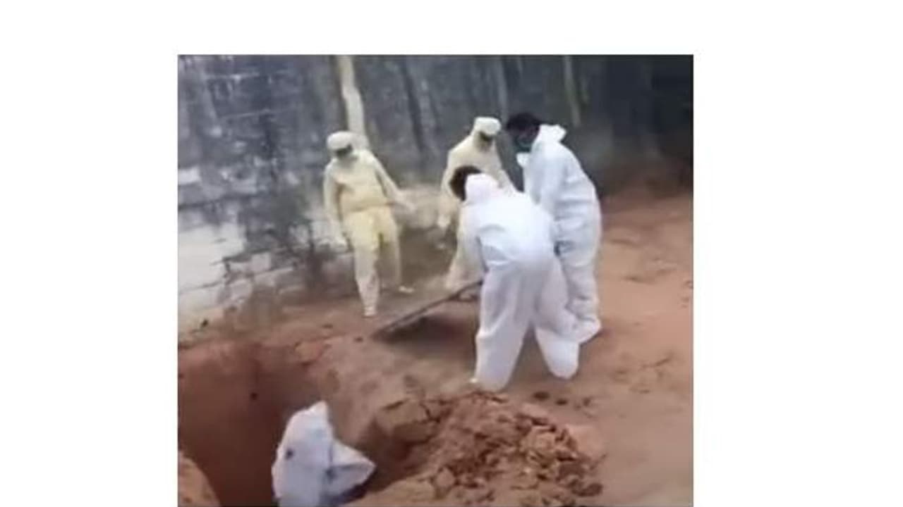 கொரோனாவால் இறந்தவரை சவக்குழிக்குள் உருட்டிவிடும் அவலம்.!!மரத்துப்போகும் மனிதநேயம்.!! கொரோனாவால் இறந்தவரை சவக்குழிக்குள் உருட்டிவிடும் அவலம்.!!மரத்துப்போகும் மனிதநேயம்.!!