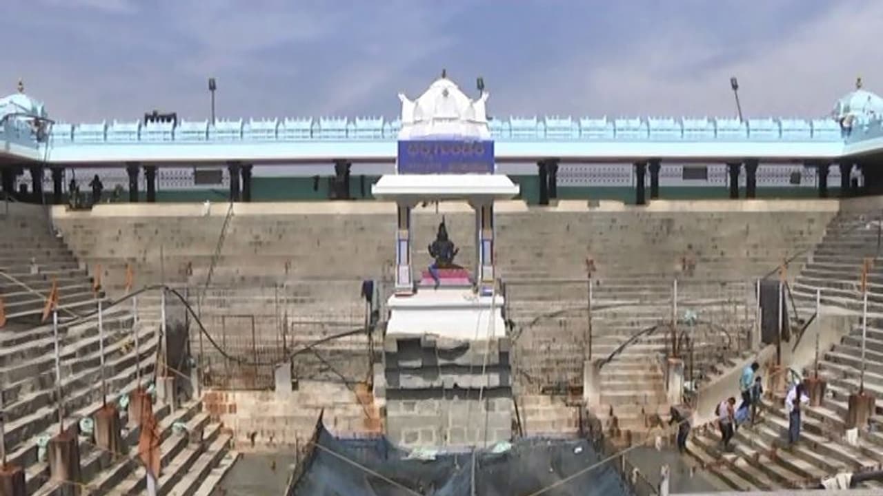 వేములవాడలో గుండెపోటుతో భక్తురాలు మృతి వేములవాడలో గుండెపోటుతో భక్తురాలు మృతి