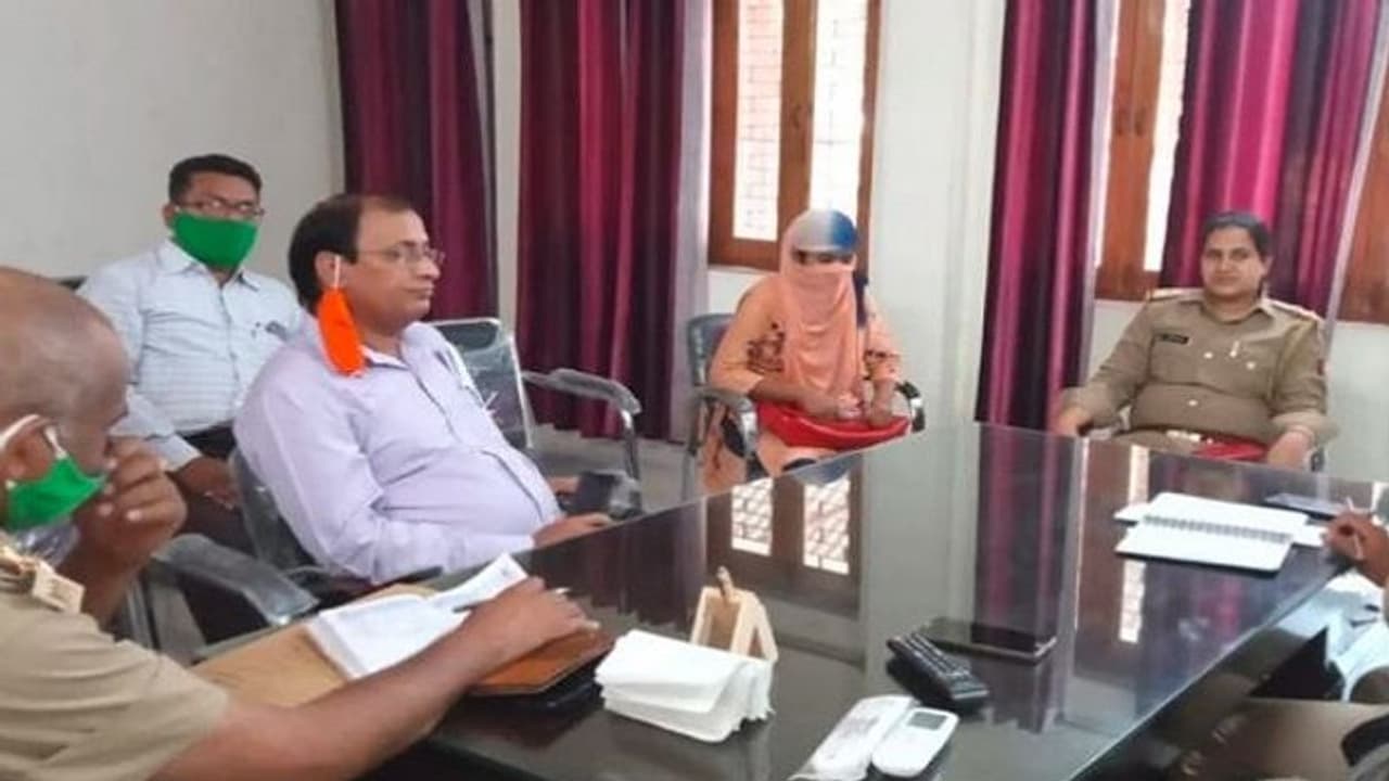 1 ವರ್ಷದಲ್ಲೇ ಕೋಟ್ಯಾಧೀಶೆಯಾದ ಶಿಕ್ಷಕಿ, ಇದೀಗ ಪೊಲೀಸರ ಅತಿಥಿ 1 ವರ್ಷದಲ್ಲೇ ಕೋಟ್ಯಾಧೀಶೆಯಾದ ಶಿಕ್ಷಕಿ, ಇದೀಗ ಪೊಲೀಸರ ಅತಿಥಿ