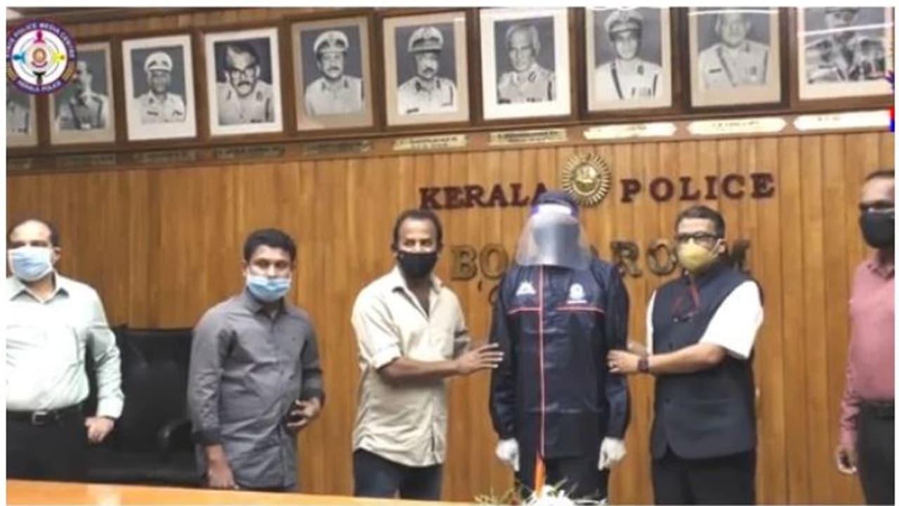 മോഹൻലാലിന്റെ വിശ്വശാന്തിഫൗണ്ടേഷന് പൊലീസിന് പ്രതിരോധ ഉപകരണങ്ങള് കൈമാറി മോഹൻലാലിന്റെ വിശ്വശാന്തിഫൗണ്ടേഷന് പൊലീസിന് പ്രതിരോധ ഉപകരണങ്ങള് കൈമാറി