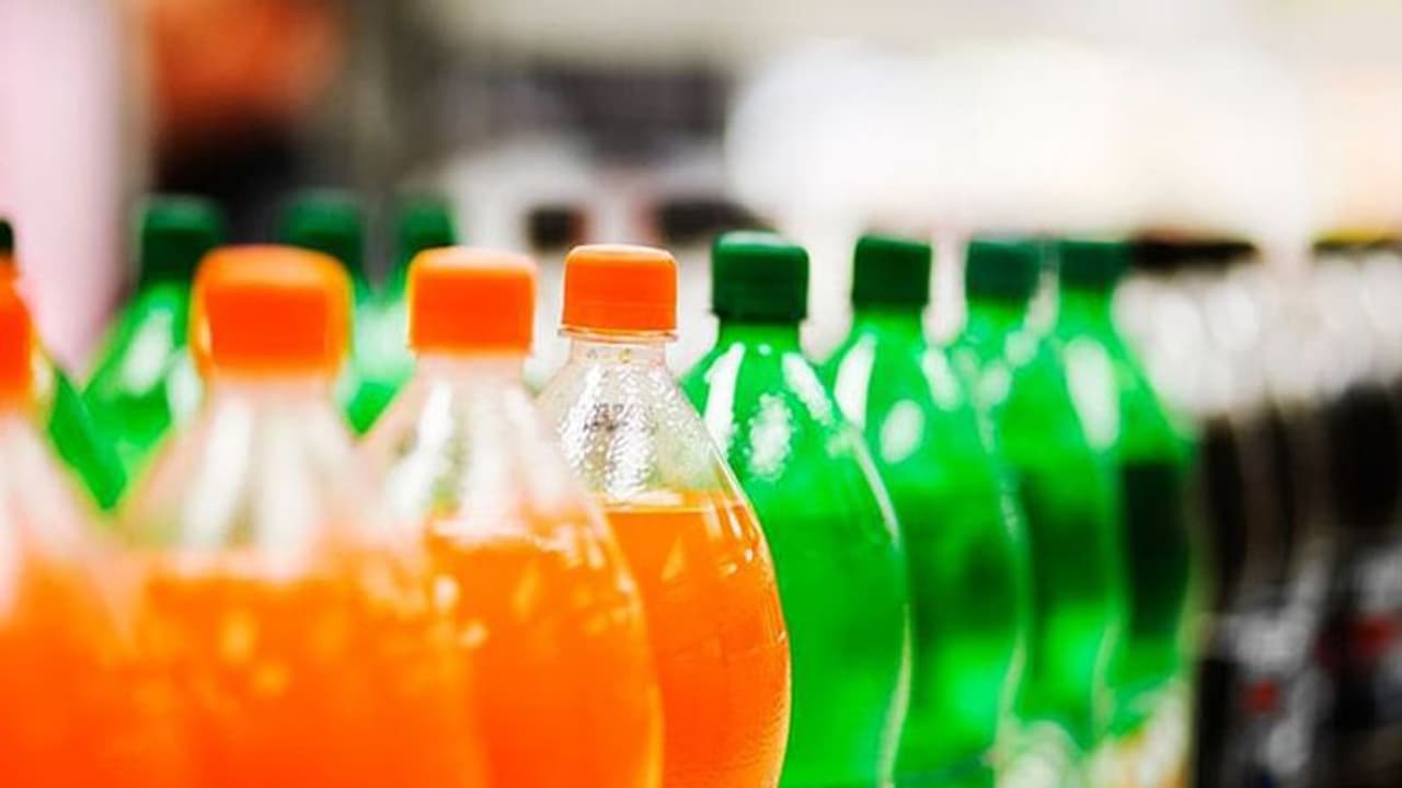 വേനല് കടുക്കുന്നു; കുപ്പി പാനീയങ്ങള് വാങ്ങി കുടിക്കുമ്പോള് ശ്രദ്ധിക്കണേ... വേനല് കടുക്കുന്നു; കുപ്പി പാനീയങ്ങള് വാങ്ങി കുടിക്കുമ്പോള് ശ്രദ്ധിക്കണേ...