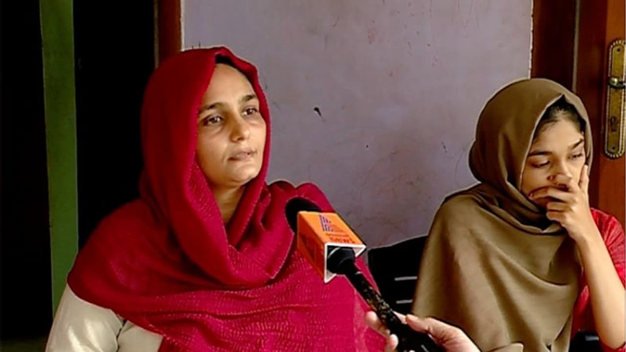 മൊബൈൽ ഫോൺ പിടിച്ചു വച്ച അധ്യാപകനെതിരെ പരാതി നൽകി; വീട്ടമ്മയ്ക്കെതിരെ സൈബർ ആക്രമണം മൊബൈൽ ഫോൺ പിടിച്ചു വച്ച അധ്യാപകനെതിരെ പരാതി നൽകി; വീട്ടമ്മയ്ക്കെതിരെ സൈബർ ആക്രമണം