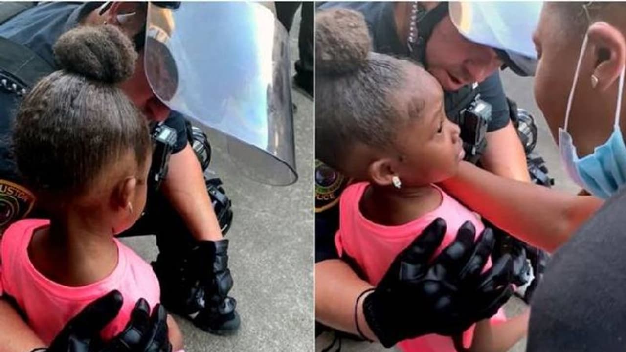 നിങ്ങൾ ഞങ്ങളെ വെടിവയ്ക്കുമോ? അമേരിക്കൻ പൊലീസിനോട് കരഞ്ഞുകൊണ്ട് പെൺകുട്ടി; വീഡിയോ നിങ്ങൾ ഞങ്ങളെ വെടിവയ്ക്കുമോ? അമേരിക്കൻ പൊലീസിനോട് കരഞ്ഞുകൊണ്ട് പെൺകുട്ടി; വീഡിയോ