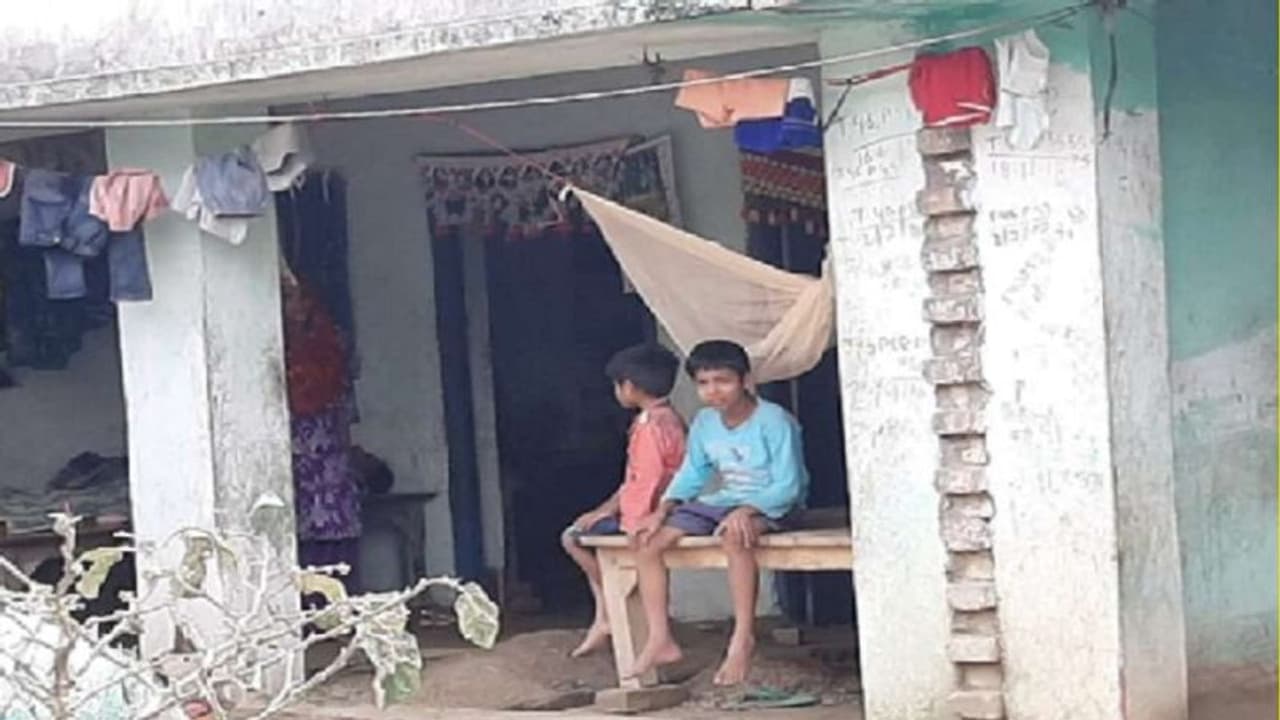 पति के शव के पास 24 घंटे से बैठी है पत्नी, भूखे हैं तीन बच्चे, चाहकर भी मदद नहीं कर पा रहे गांव वाले पति के शव के पास 24 घंटे से बैठी है पत्नी, भूखे हैं तीन बच्चे, चाहकर भी मदद नहीं कर पा रहे गांव वाले