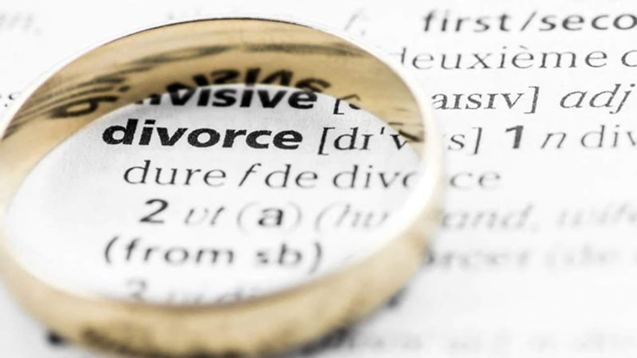 'മേക്കപ്പ് സാധനങ്ങള്‍ വാങ്ങിത്തരുന്നില്ല, പണവും നല്‍കില്ല';ഡിവോഴ്സ് ഫയല്‍ ചെയ്ത് യുവതി