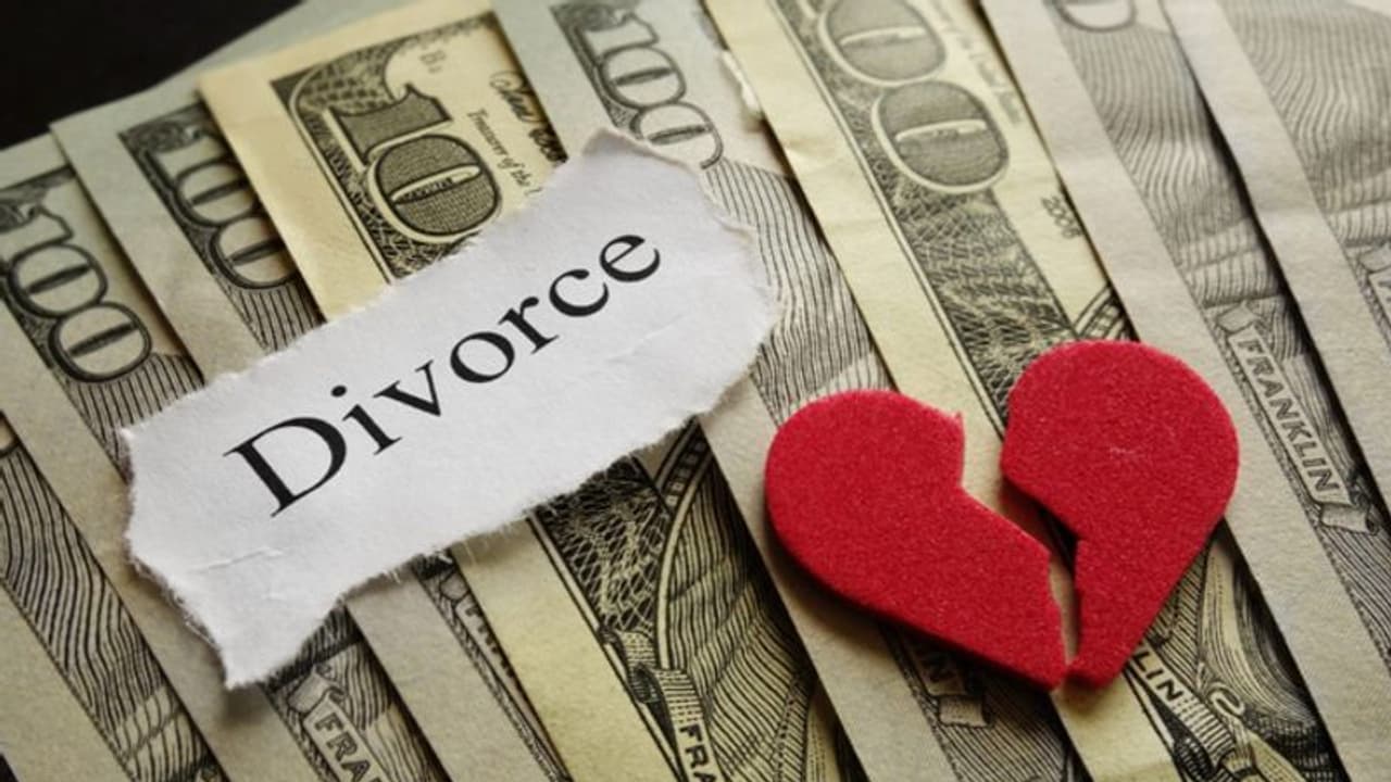 ಪತ್ನಿ ಮನೆಯಿಂದ ಬಂದಿಲ್ಲ ಬುಲೆಟ್ ಬೈಕ್, 2 ಲಕ್ಷ ರೂ ವರದಕ್ಷಿಣೆ, ಫೋನ್ನಲ್ಲೇ ಡಿವೋರ್ಸ್ ನೀಡಿದ ಪತಿ! ಪತ್ನಿ ಮನೆಯಿಂದ ಬಂದಿಲ್ಲ ಬುಲೆಟ್ ಬೈಕ್, 2 ಲಕ್ಷ ರೂ ವರದಕ್ಷಿಣೆ, ಫೋನ್ನಲ್ಲೇ ಡಿವೋರ್ಸ್ ನೀಡಿದ ಪತಿ!