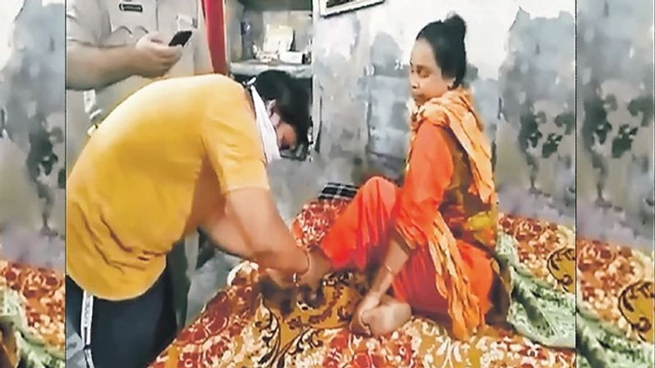 शर्मनाक: जिस बेटी से कल तक लाड प्यार करते थे माता पिता, एक गलती क्या हुई उसे जंजीरों से जकड़ दिया शर्मनाक: जिस बेटी से कल तक लाड प्यार करते थे माता पिता, एक गलती क्या हुई उसे जंजीरों से जकड़ दिया