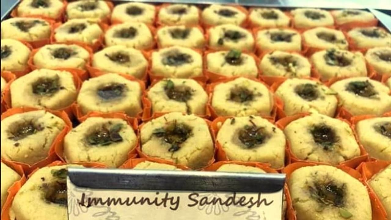 করোনা রোধী শক্তি বাড়াতে দাওয়াই 'মিষ্টি মুখ', কলকাতায় বিকোচ্ছে ইমিউনিটি সন্দেশ করোনা রোধী শক্তি বাড়াতে দাওয়াই 'মিষ্টি মুখ', কলকাতায় বিকোচ্ছে ইমিউনিটি সন্দেশ