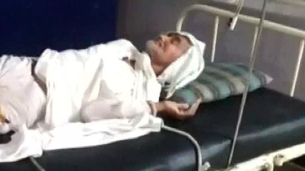 দরিদ্র রোগীকে বেঁধে রাখা হল হাসপাতালে, চরম অমানবিক নিদর্শন শিবরাজের রাজ্যে দরিদ্র রোগীকে বেঁধে রাখা হল হাসপাতালে, চরম অমানবিক নিদর্শন শিবরাজের রাজ্যে