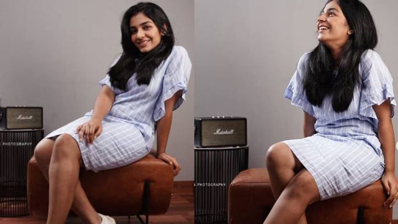 മിനി ഡ്രസ്സില് ഗ്ലാമർ ലുക്കില് രജിഷ വിജയൻ മിനി ഡ്രസ്സില് ഗ്ലാമർ ലുക്കില് രജിഷ വിജയൻ