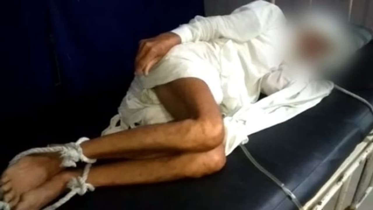 ബില്ലടയ്ക്കാൻ പണമില്ല; വയോധികന്റെ കാലും കൈയ്യും കിടക്കയിൽ കെട്ടിയിട്ട് ആശുപത്രി അധികൃതർ ബില്ലടയ്ക്കാൻ പണമില്ല; വയോധികന്റെ കാലും കൈയ്യും കിടക്കയിൽ കെട്ടിയിട്ട് ആശുപത്രി അധികൃതർ