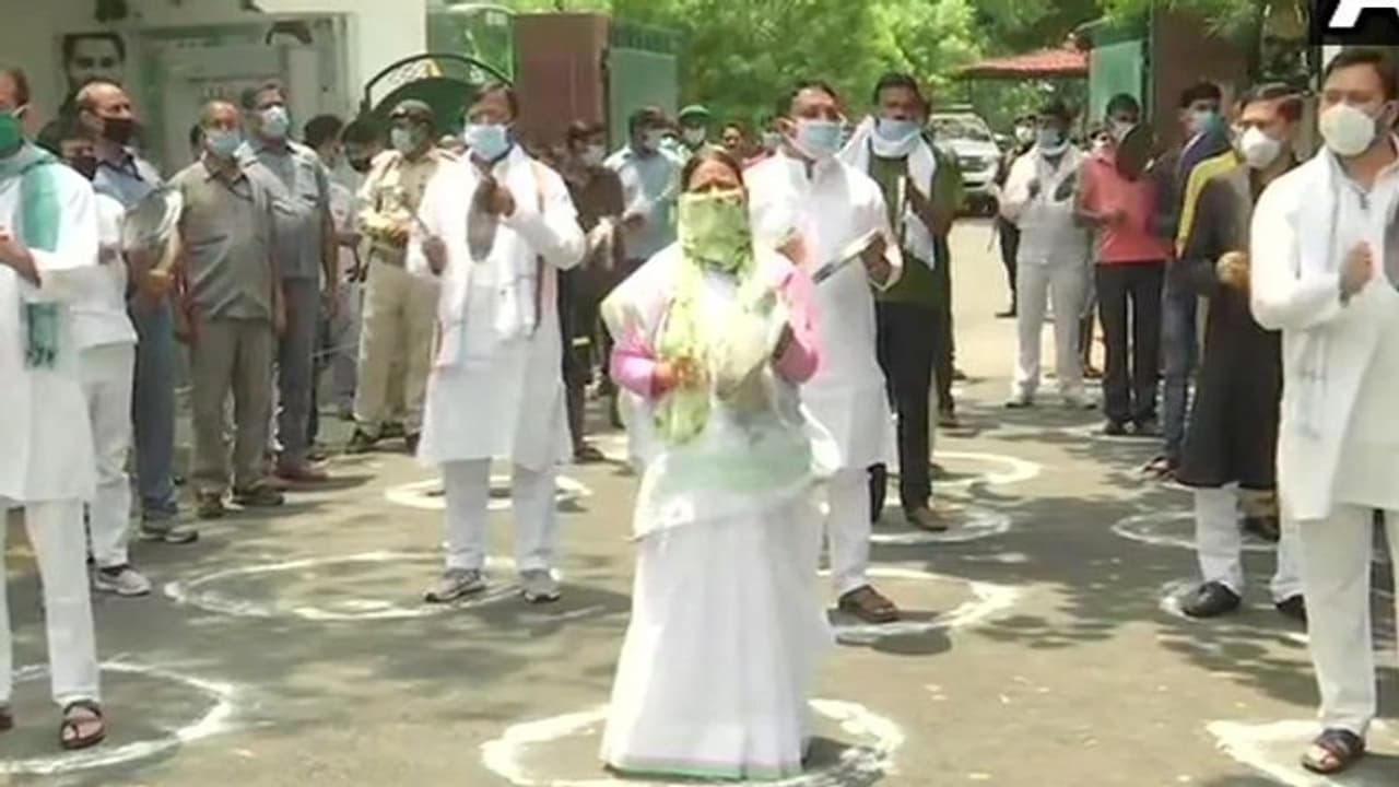 মোদীর থালা বাজানোকেই হাতিয়ার করলেন রাবড়ি দেবী, তাও আবার তাঁরই সেনাপতির বিরুদ্ধে মোদীর থালা বাজানোকেই হাতিয়ার করলেন রাবড়ি দেবী, তাও আবার তাঁরই সেনাপতির বিরুদ্ধে