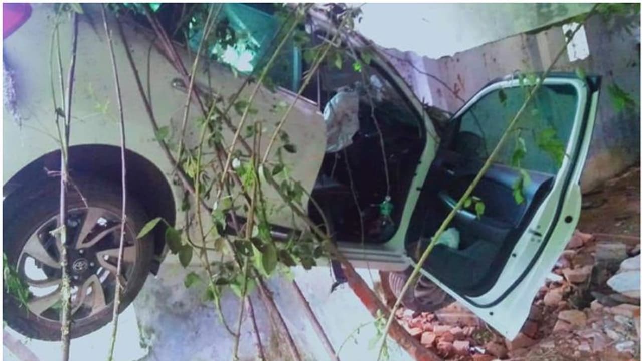 കാർ നിയന്ത്രണം വിട്ട് 20 അടി താഴ്ചയിൽ കെട്ടിടത്തിനു മുകളിലേക്കു മറിഞ്ഞു കാർ നിയന്ത്രണം വിട്ട് 20 അടി താഴ്ചയിൽ കെട്ടിടത്തിനു മുകളിലേക്കു മറിഞ്ഞു