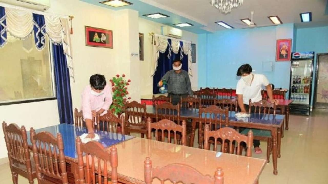 ಕೊರೋನಾ ಭೀತಿಯಲ್ಲಿ ಹೋಟೆಲ್ ರುಚಿ ಮರೆತ ಜನ! ಕೊರೋನಾ ಭೀತಿಯಲ್ಲಿ ಹೋಟೆಲ್ ರುಚಿ ಮರೆತ ಜನ!