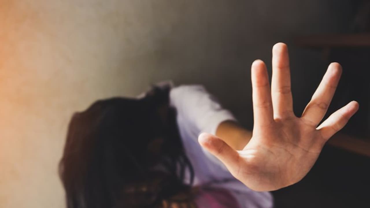 ಬಣ್ಣದ ಮಾತಿಗೆ ಮರುಳಾದ ಯುವತಿ..! ಪ್ರೀತಿಯ ಹೆಸರಲ್ಲಿ ದೈಹಿಕ ಸಂಪರ್ಕ ಬೆಳೆಸಿ ವಂಚನೆ ಬಣ್ಣದ ಮಾತಿಗೆ ಮರುಳಾದ ಯುವತಿ..! ಪ್ರೀತಿಯ ಹೆಸರಲ್ಲಿ ದೈಹಿಕ ಸಂಪರ್ಕ ಬೆಳೆಸಿ ವಂಚನೆ