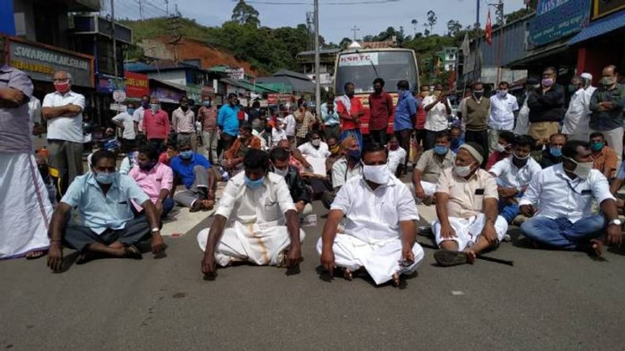 'കാട്ടാന ശല്യത്തിന് പരിഹാരം വേണം'; മൂന്നാർ ഉടുമൽപ്പെട്ട അന്തർ സംസ്ഥാന പാത ഉപരോധിച്ച് എംഎല്എ 'കാട്ടാന ശല്യത്തിന് പരിഹാരം വേണം'; മൂന്നാർ ഉടുമൽപ്പെട്ട അന്തർ സംസ്ഥാന പാത ഉപരോധിച്ച് എംഎല്എ