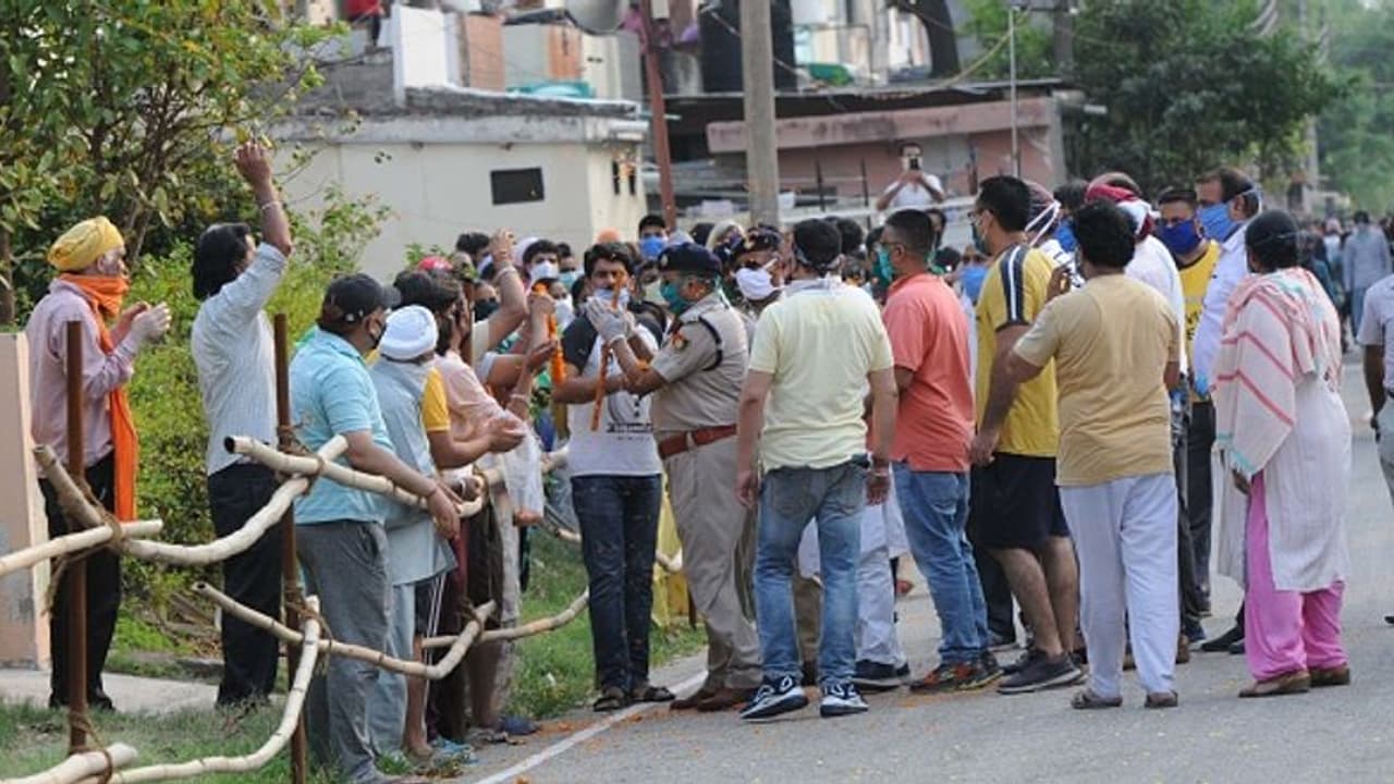 சென்னையில் இருந்து இ பாஸ் வாங்காமல் சென்ற 4 பேர்... பரிதாபத்திற்கு ஆளான சம்பவம்..! சென்னையில் இருந்து இ பாஸ் வாங்காமல் சென்ற 4 பேர்... பரிதாபத்திற்கு ஆளான சம்பவம்..!