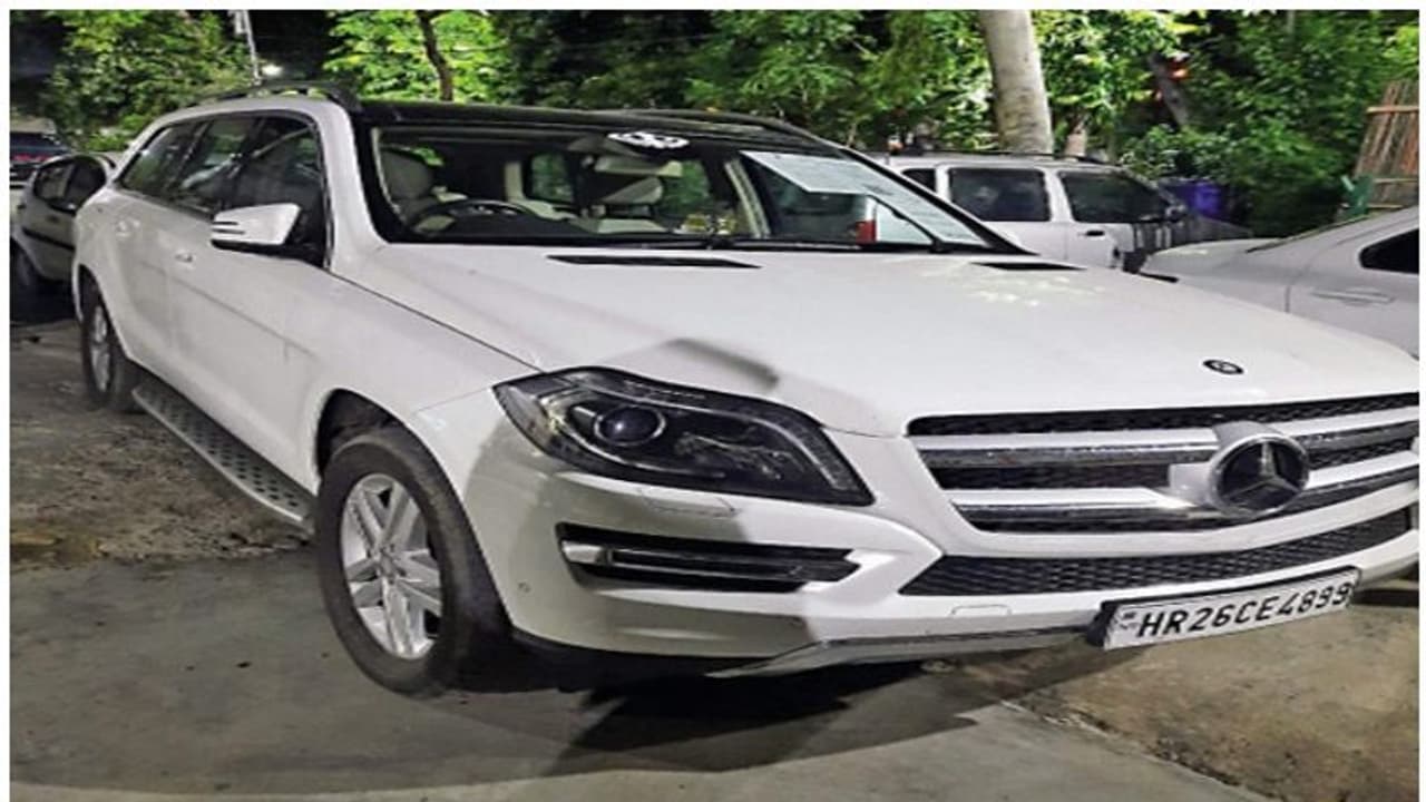 ಪಾರ್ಕಿಂಗ್ ಲಾಟ್ನಲ್ಲಿ ಆಟವಾಡುತ್ತಿದ್ದ ಮಗುವಿನ ಮೇಲೆ ಹರಿದ ಬೆಂಝ್ ಪಾರ್ಕಿಂಗ್ ಲಾಟ್ನಲ್ಲಿ ಆಟವಾಡುತ್ತಿದ್ದ ಮಗುವಿನ ಮೇಲೆ ಹರಿದ ಬೆಂಝ್