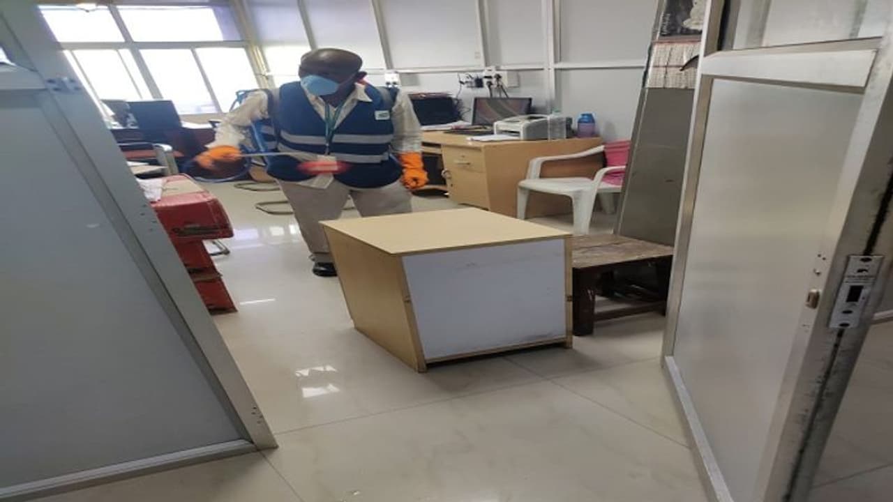 జిహెచ్ఎంసీ ఆఫీస్ ఉద్యోగికి కరోనా: తెలంగాణ సచివాలయంలో కలకలం జిహెచ్ఎంసీ ఆఫీస్ ఉద్యోగికి కరోనా: తెలంగాణ సచివాలయంలో కలకలం