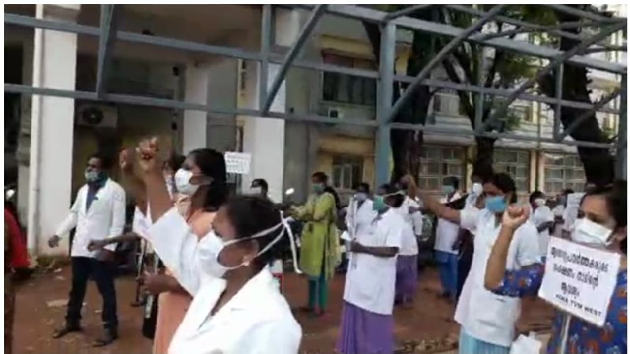 ക്വാറന്റീന് ദിനങ്ങള് വെട്ടിക്കുറച്ചു, തിരുവനന്തപുരത്ത് നഴ്സുമാരുടെ പ്രതിഷേധം ക്വാറന്റീന് ദിനങ്ങള് വെട്ടിക്കുറച്ചു, തിരുവനന്തപുരത്ത് നഴ്സുമാരുടെ പ്രതിഷേധം