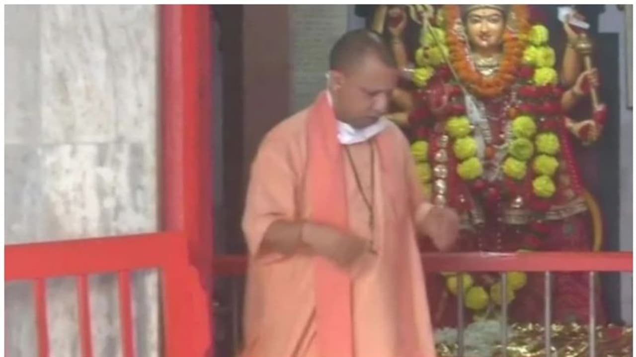 ലോക്ക് ഡൗൺ ഇളവുകൾ; ഗോരഖ്നാഥ് ക്ഷേത്രത്തിൽ പ്രാർത്ഥന നടത്തി യോഗി ആദിത്യനാഥ് ലോക്ക് ഡൗൺ ഇളവുകൾ; ഗോരഖ്നാഥ് ക്ഷേത്രത്തിൽ പ്രാർത്ഥന നടത്തി യോഗി ആദിത്യനാഥ്