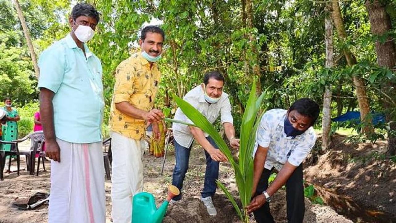 ഇനി തെങ്ങുകയറാന് ആളെ തിരയണ്ട, അതിനും ഈ ബാങ്ക് റെഡി, മാതൃകയായി കഞ്ഞിക്കുഴി ഇനി തെങ്ങുകയറാന് ആളെ തിരയണ്ട, അതിനും ഈ ബാങ്ക് റെഡി, മാതൃകയായി കഞ്ഞിക്കുഴി