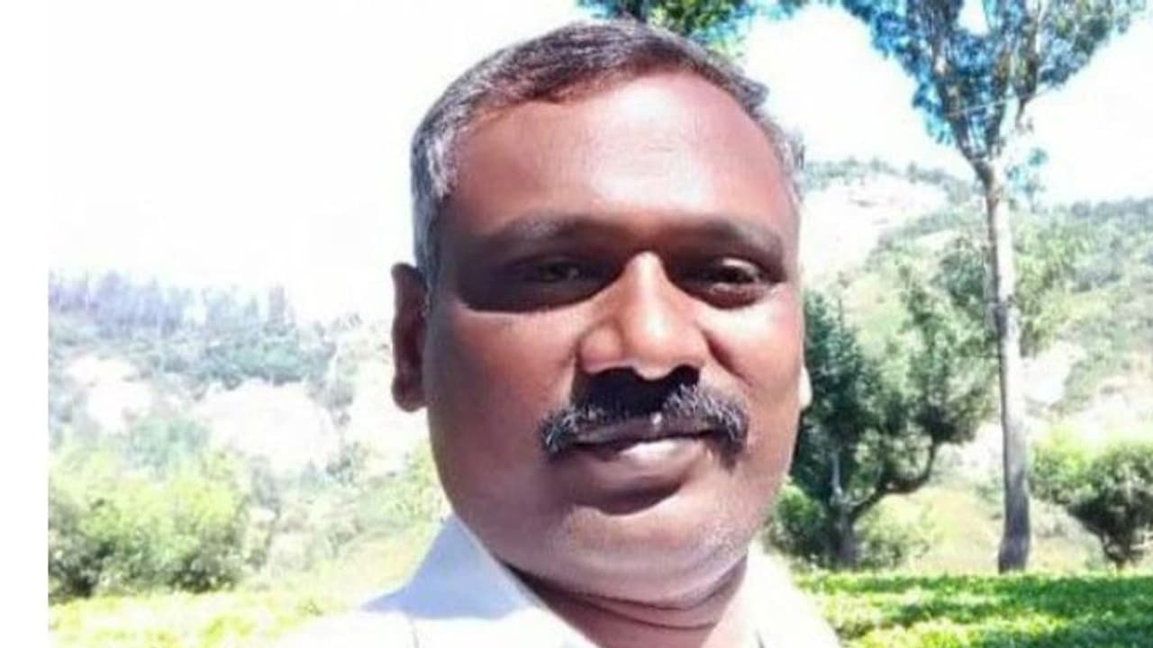 கொலை நகரமாகும் மதுரை..!! அரசு மருத்துவமனை சிகிச்சை அறைக்குள் பட்டாக்கத்தியால் வெட்டிக் கொலை.!! கொலை நகரமாகும் மதுரை..!! அரசு மருத்துவமனை சிகிச்சை அறைக்குள் பட்டாக்கத்தியால் வெட்டிக் கொலை.!!