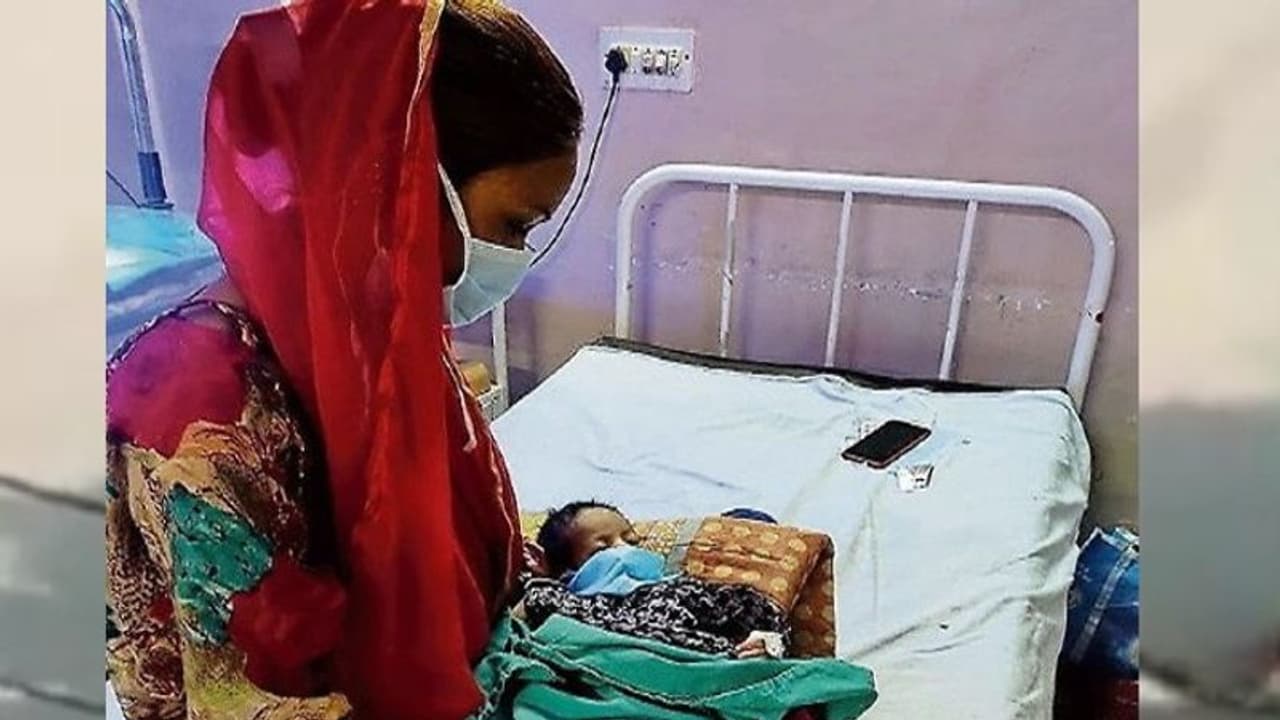 खुशियों को लगा ऐसा ग्रहण कि जन्म के बाद बेटे को गोद तक नहीं ले पाई मां, पूरा परिवार कर रहा एक ही दुआ खुशियों को लगा ऐसा ग्रहण कि जन्म के बाद बेटे को गोद तक नहीं ले पाई मां, पूरा परिवार कर रहा एक ही दुआ