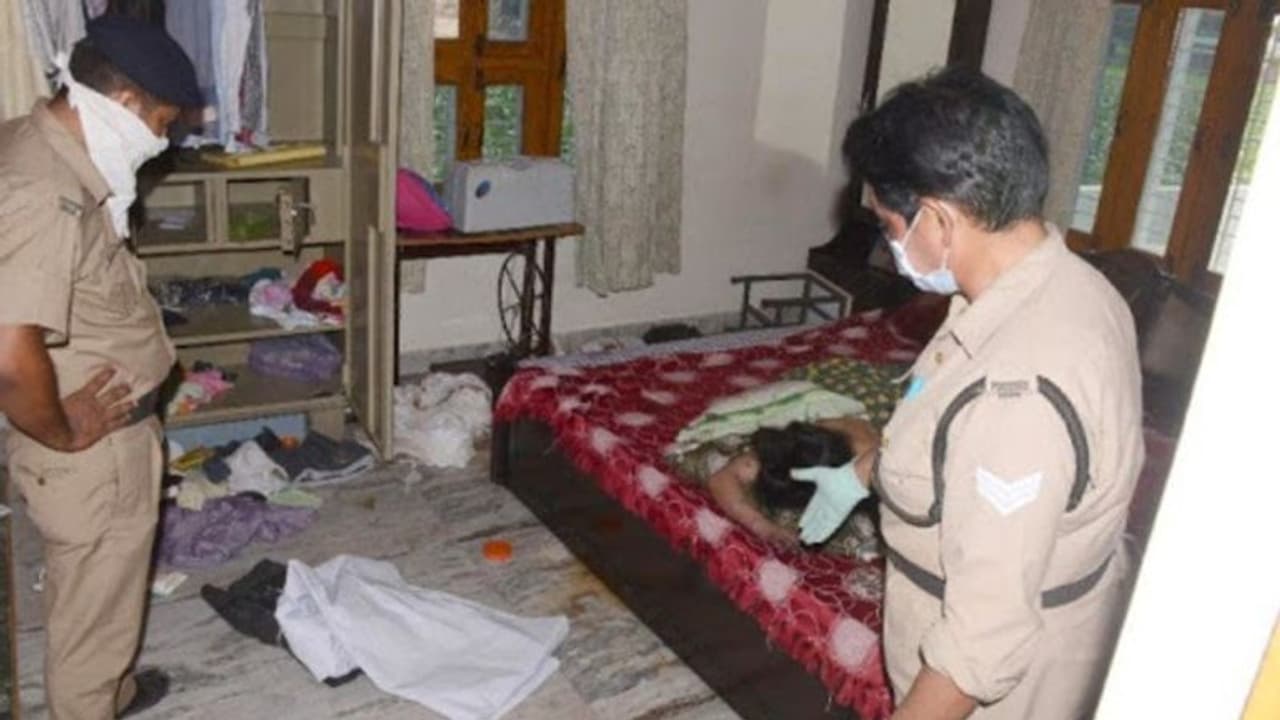 लॉकडाउन में उजड़ा परिवार, पति ने नींद में ही बीवी और बेटे को उतारा मौत के घाट, सामने आई ये वजह लॉकडाउन में उजड़ा परिवार, पति ने नींद में ही बीवी और बेटे को उतारा मौत के घाट, सामने आई ये वजह