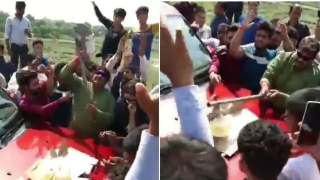 അനുയായിയുടെ പിറന്നാൾ; നിയന്ത്രണങ്ങള് കാറ്റില്പ്പറത്തി ഹൈവേയിൽ കേക്ക് മുറിച്ച് മുന് എംഎല്എ അനുയായിയുടെ പിറന്നാൾ; നിയന്ത്രണങ്ങള് കാറ്റില്പ്പറത്തി ഹൈവേയിൽ കേക്ക് മുറിച്ച് മുന് എംഎല്എ