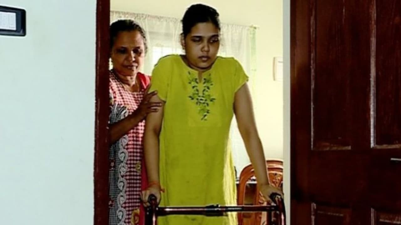 മകളുടെ ജീവന് കാവലിരിക്കുന്ന ഒരമ്മ; നന്മ വറ്റാത്ത മനസുകള് കൈ തരുമെന്ന പ്രതീക്ഷ മാത്രം... മകളുടെ ജീവന് കാവലിരിക്കുന്ന ഒരമ്മ; നന്മ വറ്റാത്ത മനസുകള് കൈ തരുമെന്ന പ്രതീക്ഷ മാത്രം...