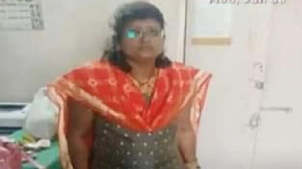 డాక్టర్ సుధాకర్ ను లాగే: తెరపైకి ఏపీలో దళిత మహిళా డాక్టర్ వివాదం డాక్టర్ సుధాకర్ ను లాగే: తెరపైకి ఏపీలో దళిత మహిళా డాక్టర్ వివాదం