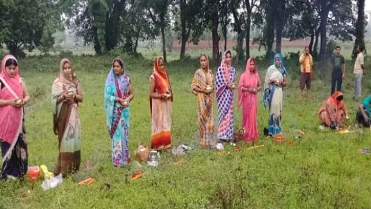 'കൊറോണ ദേവി'; കുഴി കുത്തി ശര്‍ക്കരയും പൂക്കളും ലഡ്ഡുവും അര്‍പ്പിച്ച് ഭക്തര്‍