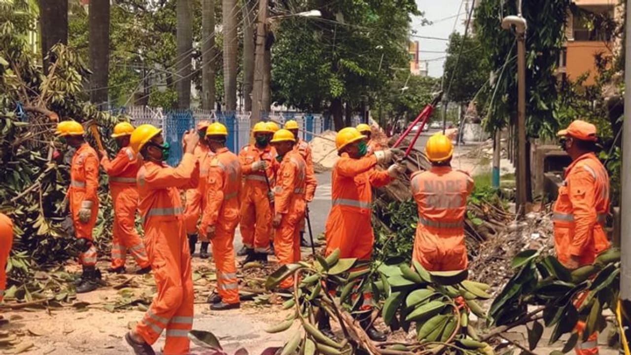 বাংলায় আমফানের মোকাবিলা করতে এসে মারণ ভাইরাসের হামলা, কোভিডে আক্রান্ত এনডিআরএফ জওয়ানরা বাংলায় আমফানের মোকাবিলা করতে এসে মারণ ভাইরাসের হামলা, কোভিডে আক্রান্ত এনডিআরএফ জওয়ানরা