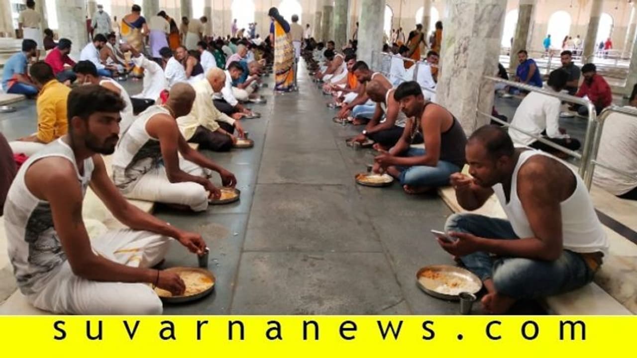 ಧರ್ಮಸ್ಥಳದಲ್ಲಿ 6 ಸಾವಿರ ಜನರಿಂದ ಅನ್ನಪ್ರಸಾದ ಸ್ವೀಕಾರ, 3 ಸಾವಿರ ಜನರಿಂದ ಕೇಶ ಮುಂಡನ ಧರ್ಮಸ್ಥಳದಲ್ಲಿ 6 ಸಾವಿರ ಜನರಿಂದ ಅನ್ನಪ್ರಸಾದ ಸ್ವೀಕಾರ, 3 ಸಾವಿರ ಜನರಿಂದ ಕೇಶ ಮುಂಡನ