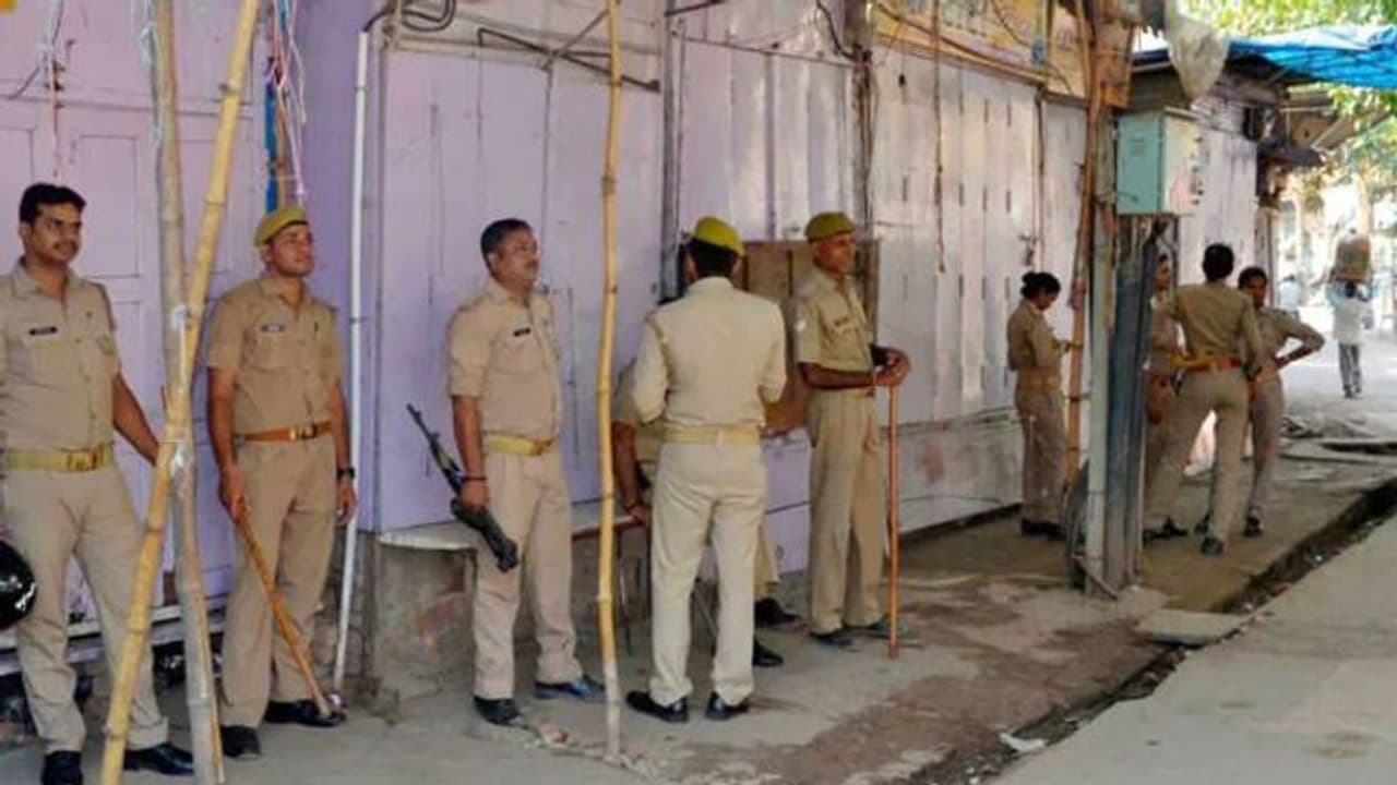 ജമ്മു കശ്മീരില് ഭീകരന്റെ വെടിയേറ്റ് ഗ്രാമമുഖ്യന് മരിച്ചു ജമ്മു കശ്മീരില് ഭീകരന്റെ വെടിയേറ്റ് ഗ്രാമമുഖ്യന് മരിച്ചു