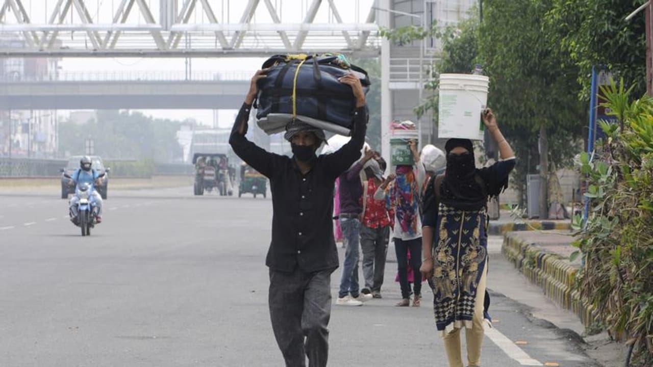 ನಮ್ಮಂಥ ಬಡವರು ಬದುಕಲು ಇದು ಕಾಲವಲ್ಲ: ಬೀದಿ ಬದಿ ವ್ಯಾಪಾರಿಗಳ ಅಳಲು..! ನಮ್ಮಂಥ ಬಡವರು ಬದುಕಲು ಇದು ಕಾಲವಲ್ಲ: ಬೀದಿ ಬದಿ ವ್ಯಾಪಾರಿಗಳ ಅಳಲು..!