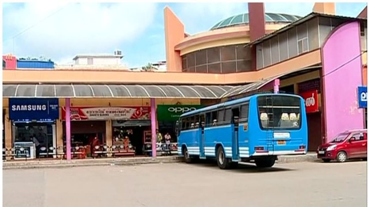 'നഷ്ടം സഹിച്ച് ഓടിക്കാനാകില്ല'; പലയിടത്തും നിരത്തില് ഇറങ്ങാതെ സ്വകാര്യ ബസുകള് 'നഷ്ടം സഹിച്ച് ഓടിക്കാനാകില്ല'; പലയിടത്തും നിരത്തില് ഇറങ്ങാതെ സ്വകാര്യ ബസുകള്