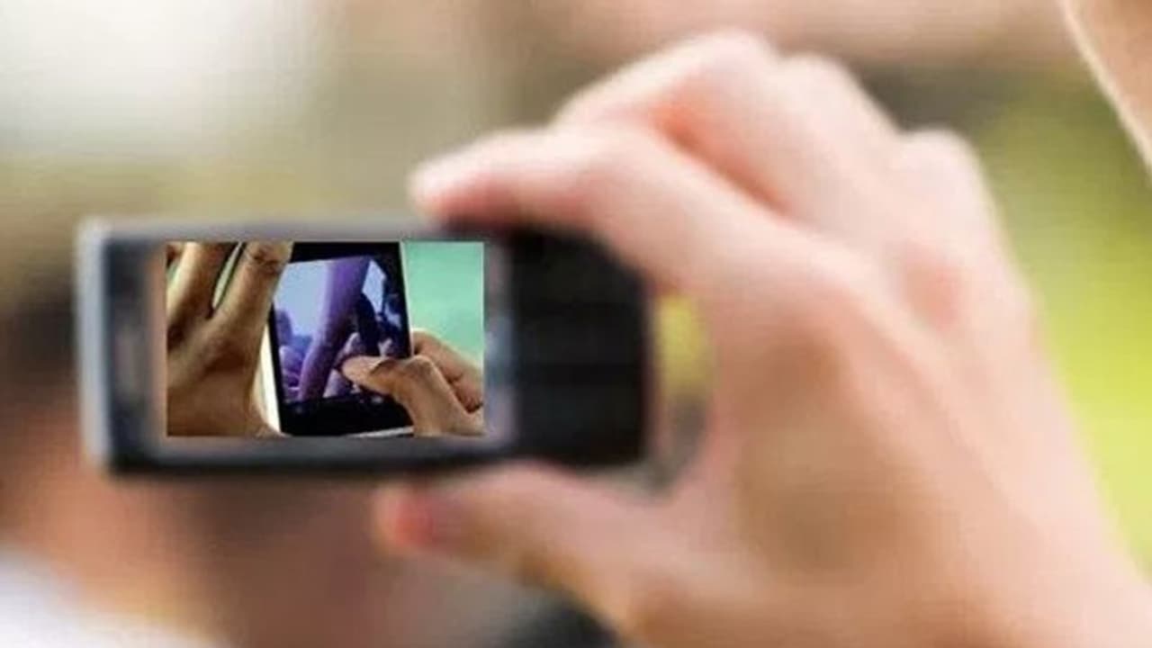 నగ్నంగా వీడియో పంపింది.. వారం రోజుల్లోనే రూ.3లక్షలు కాజేసి.. నగ్నంగా వీడియో పంపింది.. వారం రోజుల్లోనే రూ.3లక్షలు కాజేసి..