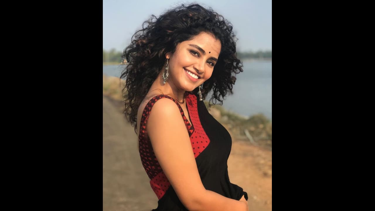 சன்னி லியோனை அடுத்து பிரபல நடிகையால் பரபரப்பு... வைரல் போட்டோவால் சோசியல் மீடியாவில் வெடித்த சர்ச்சை...!